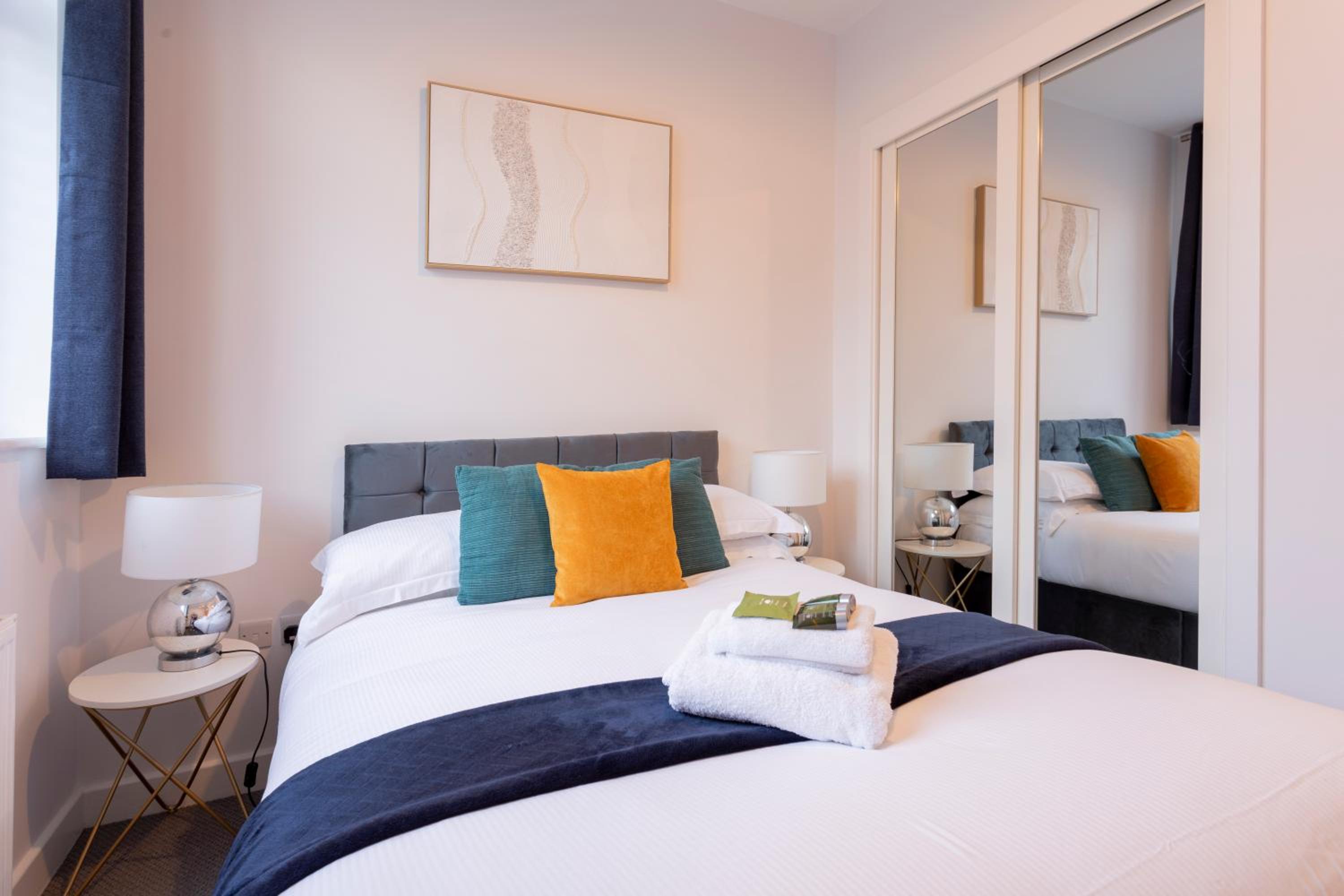 Modern 2- Bedroom Apartment in Central Redhill! view 2