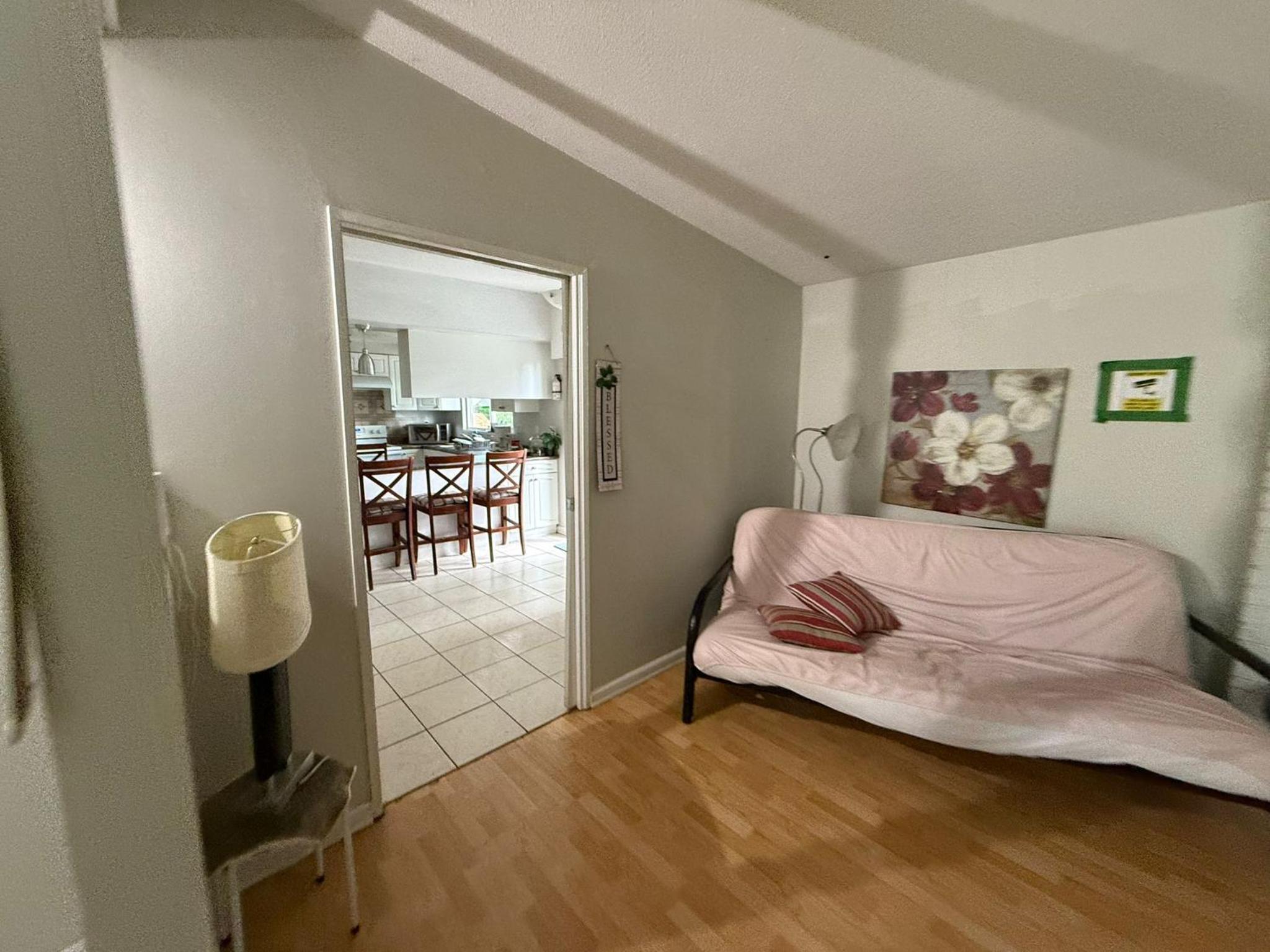 Deluxe king Room, private wash Surrey central