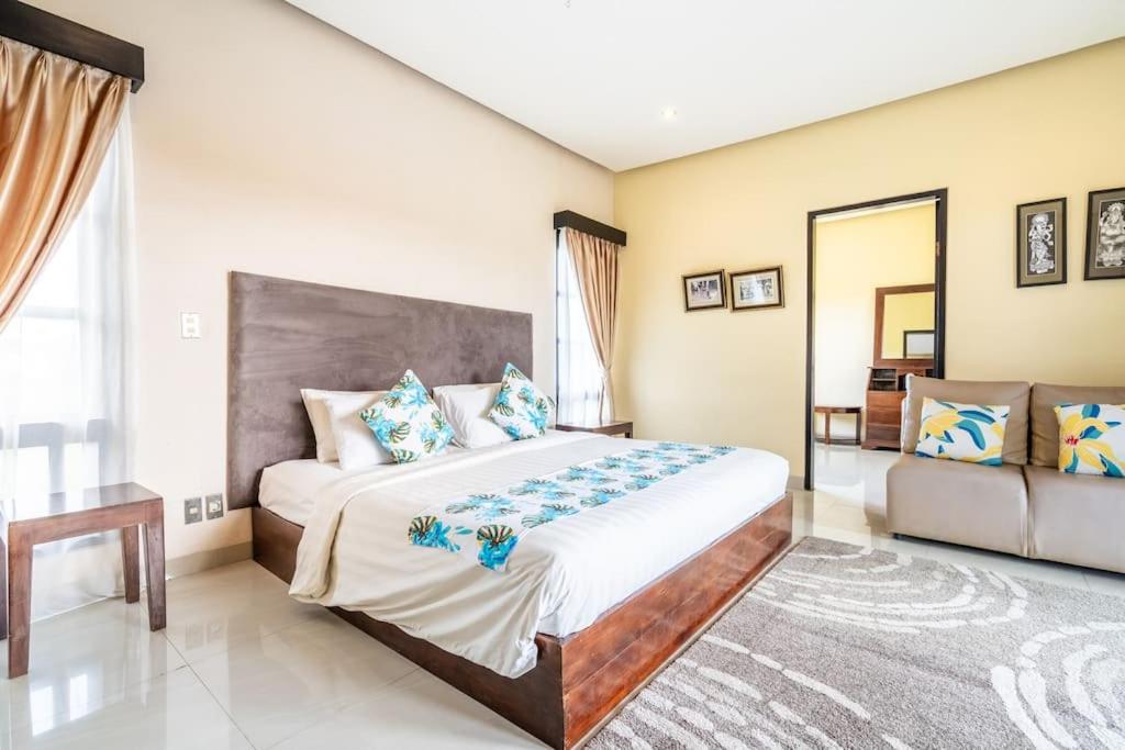 Cometa Prime 3BR Private Pool Luxury Villa Seminyak