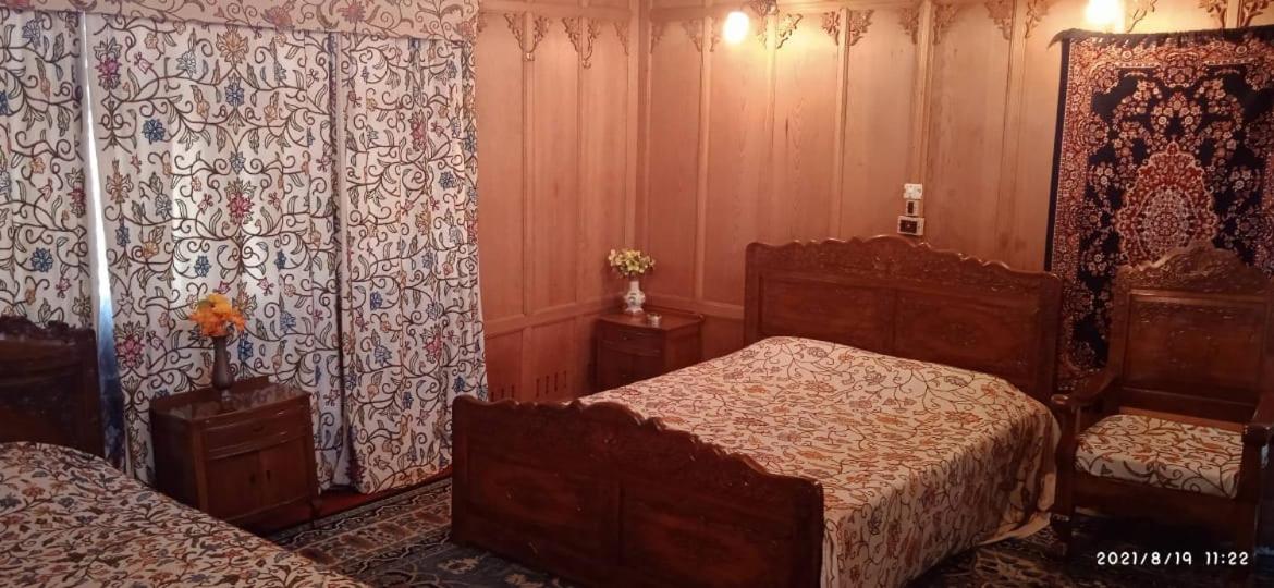 Houseboat badami