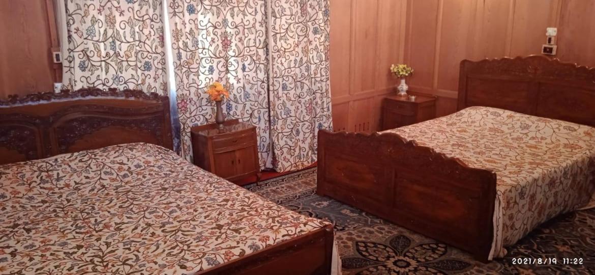 Houseboat badami
