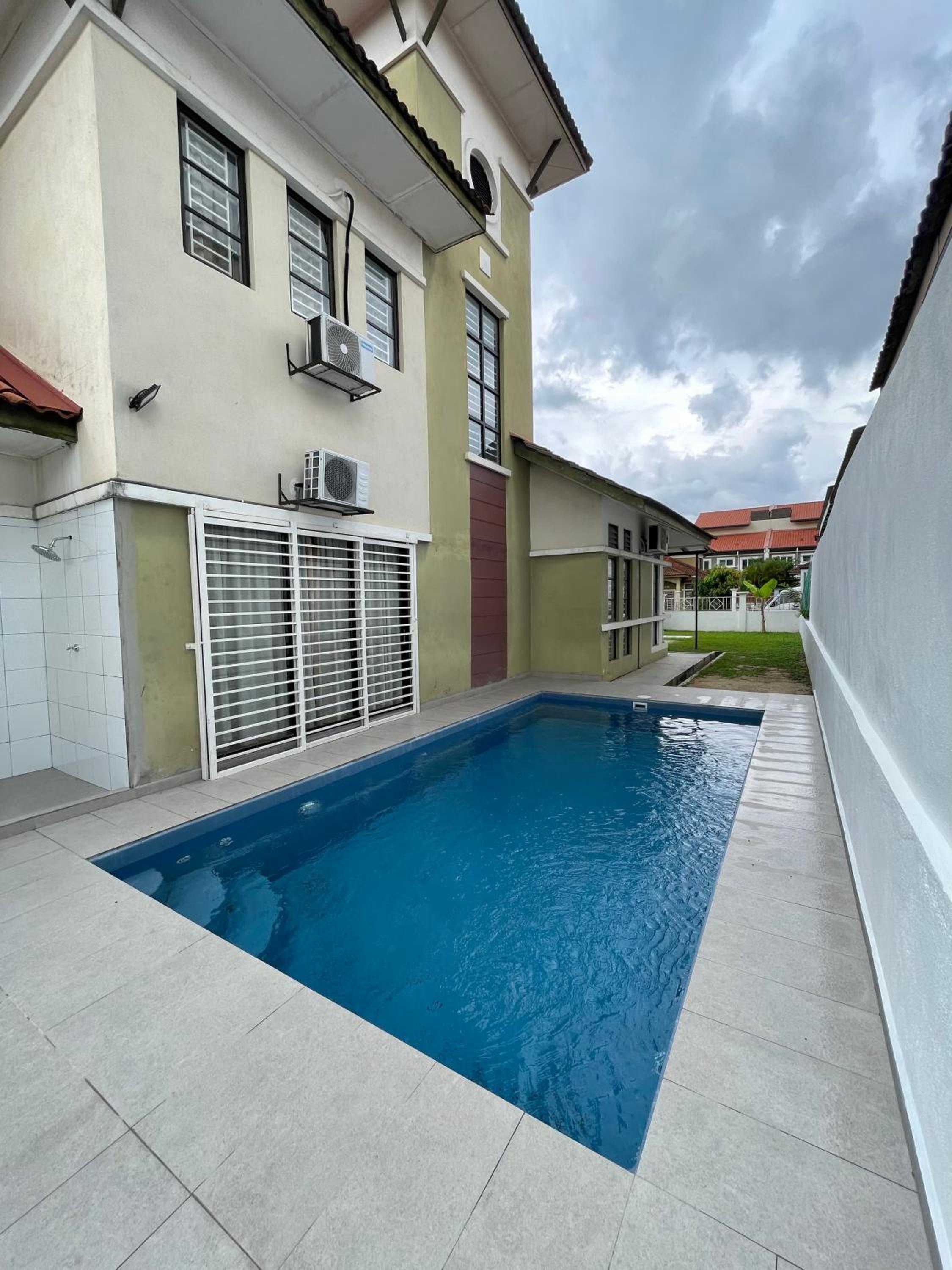 Yenni Astana, Bangi