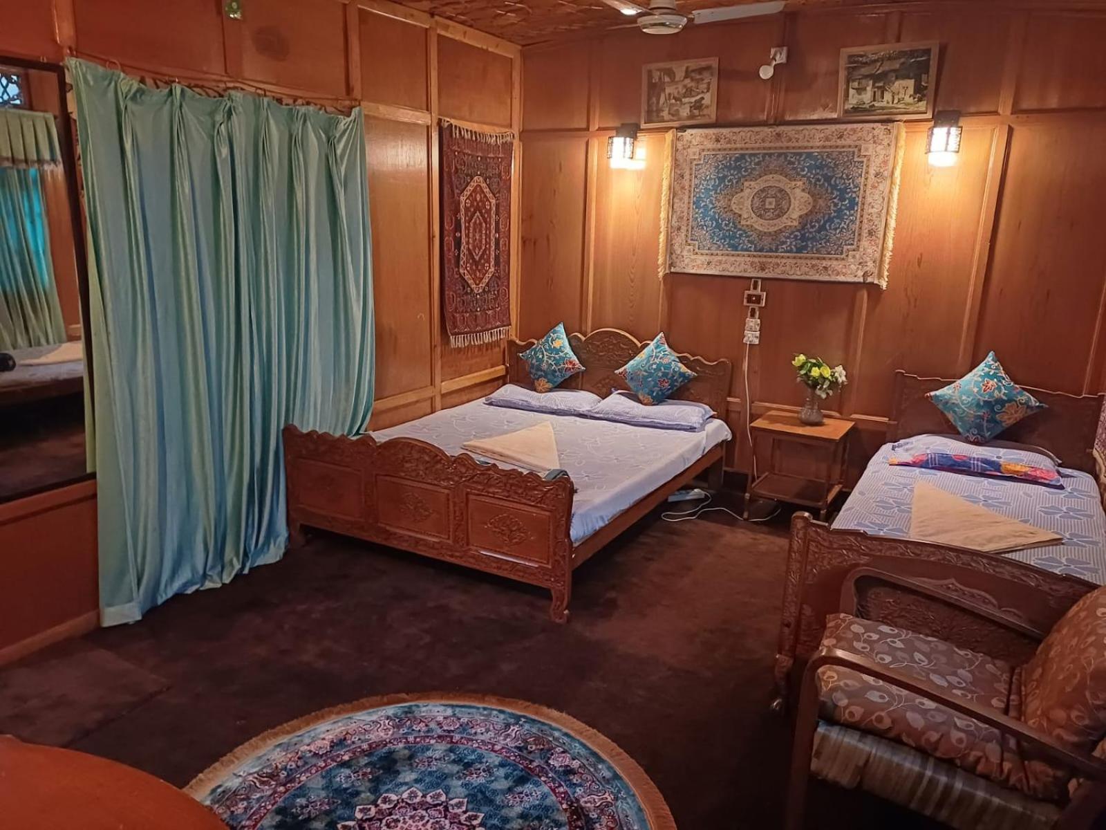 Houseboat badami