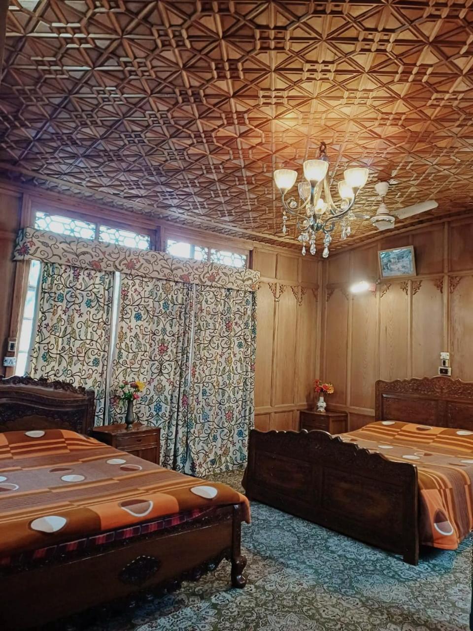 Houseboat badami