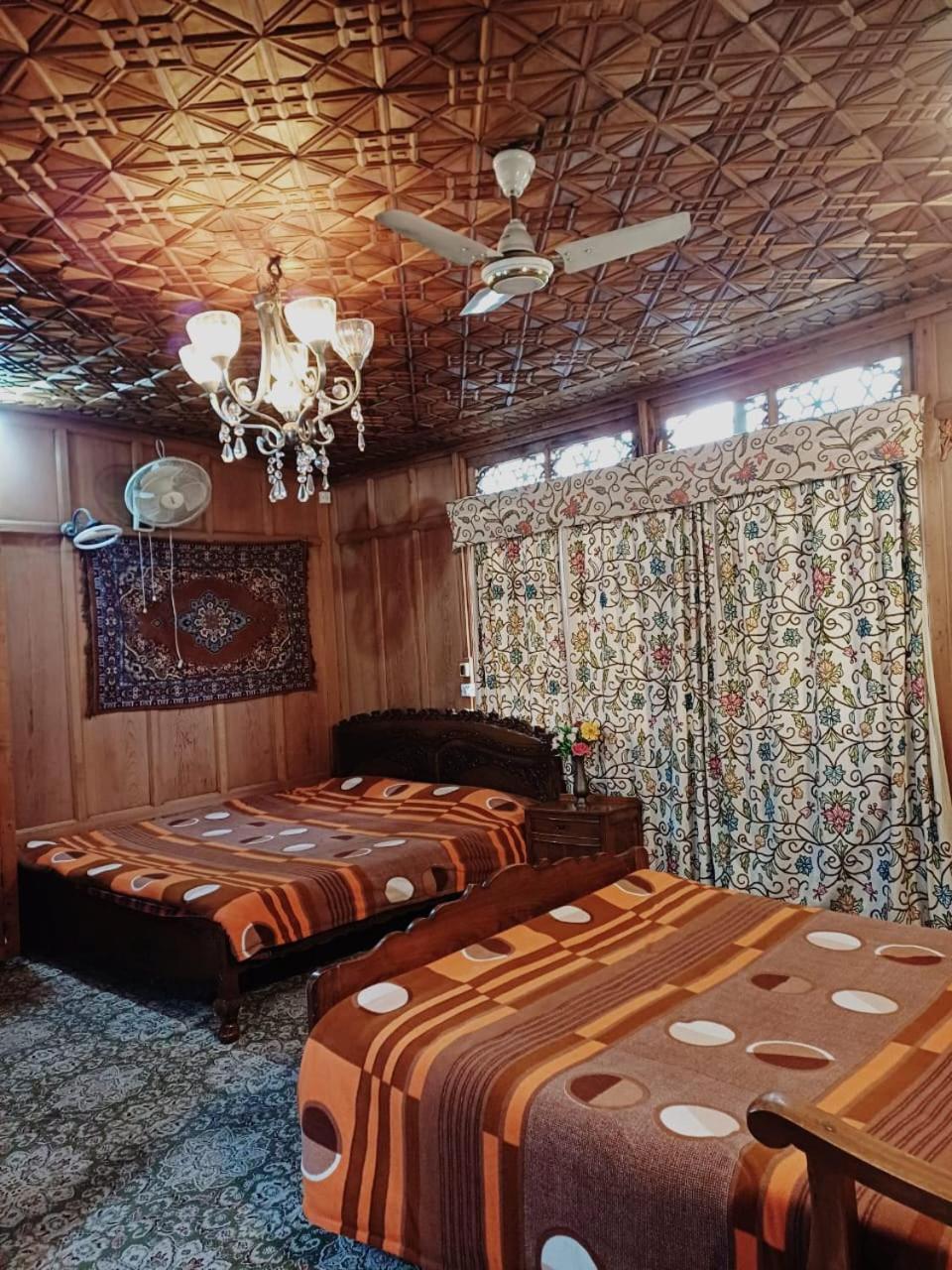 Houseboat badami
