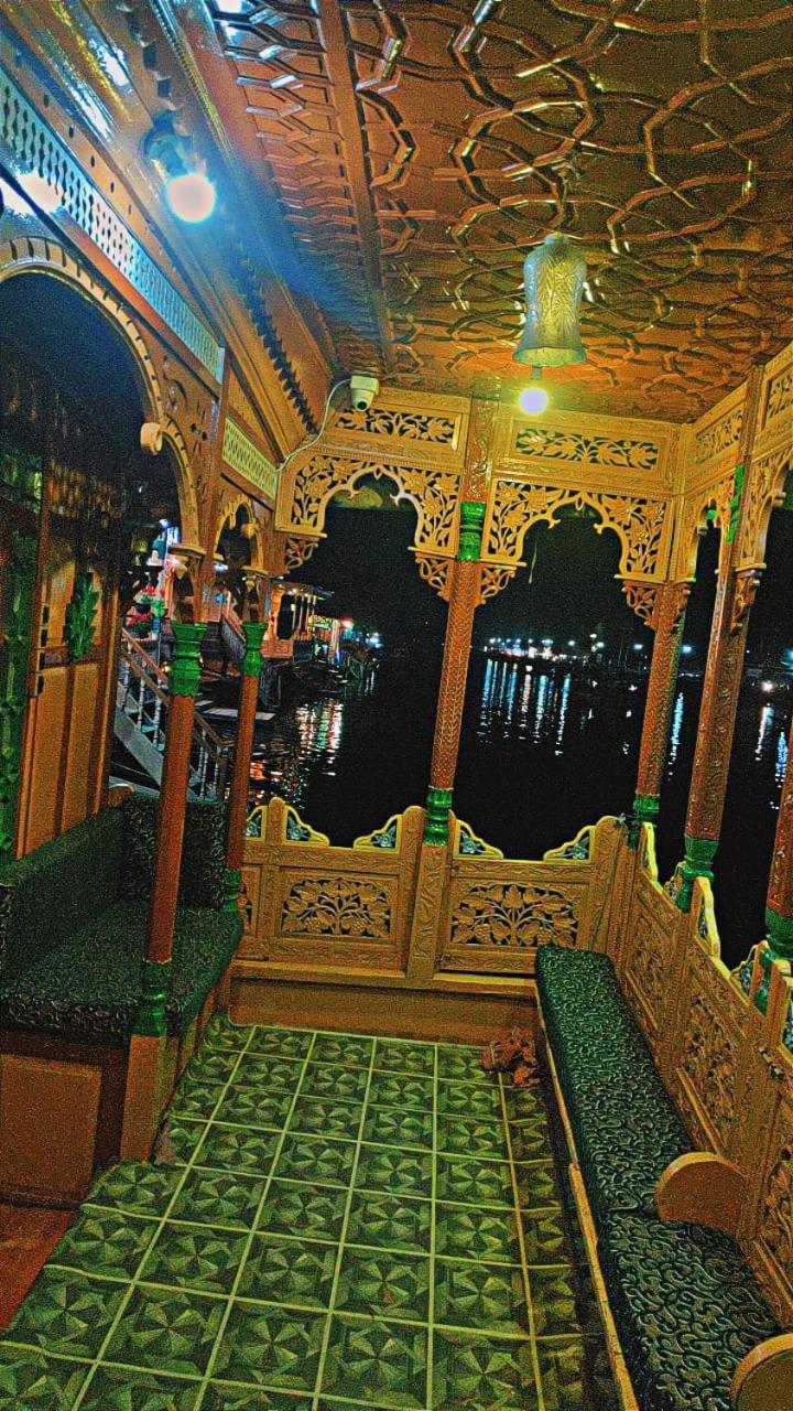 Houseboat badami