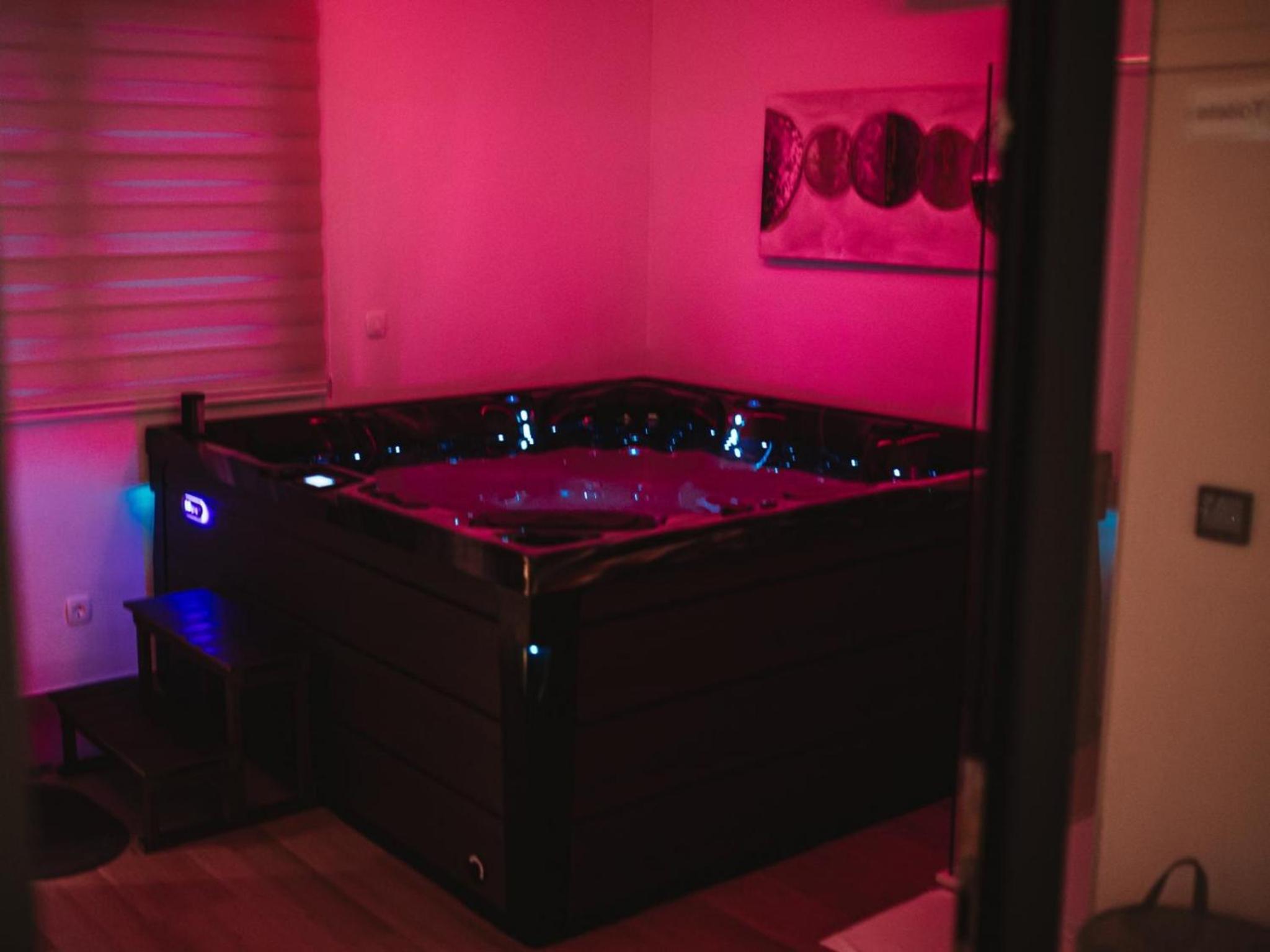 Villa Kamena with Pool, Jacuzzi & Sauna