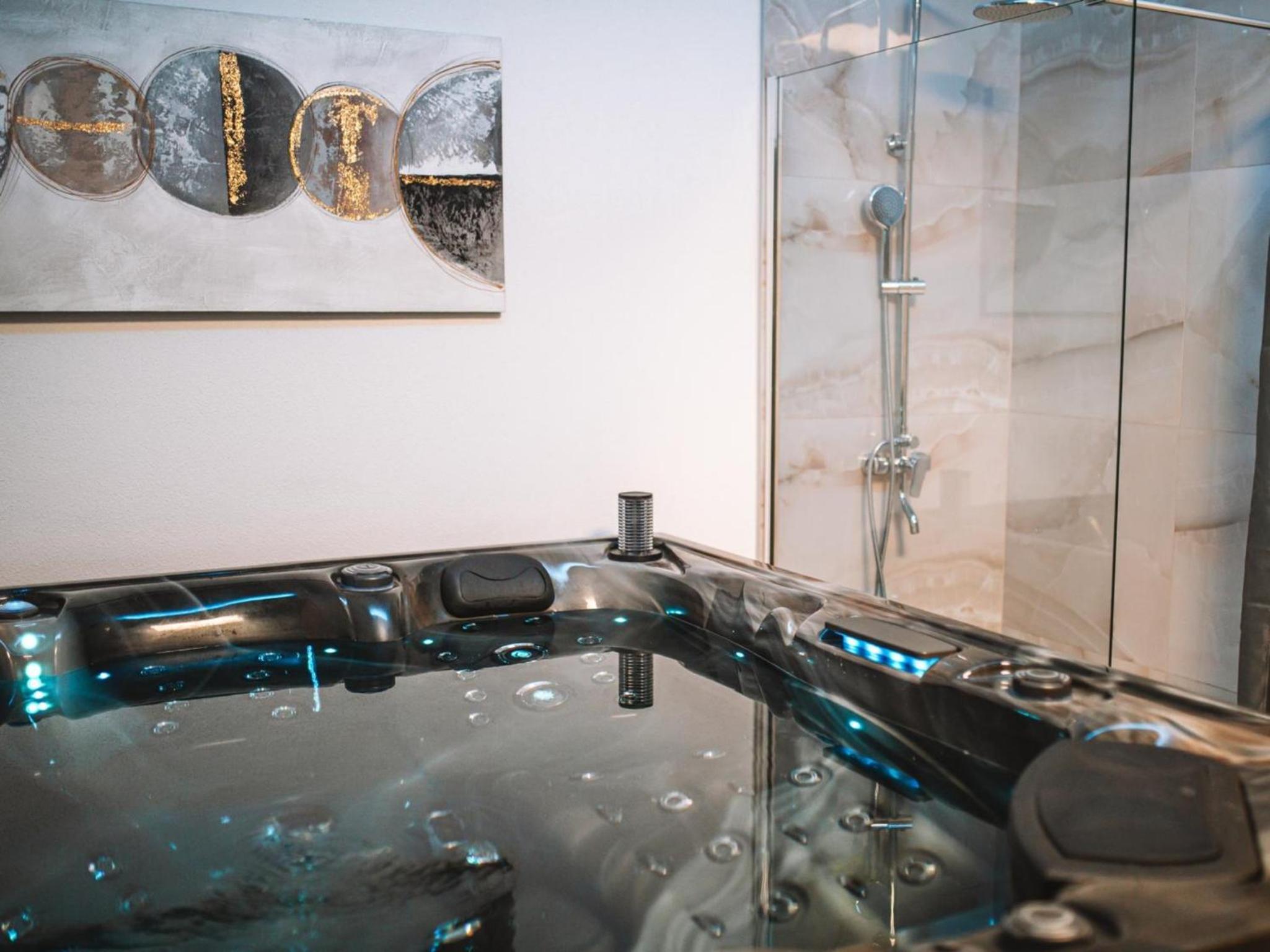 Villa Kamena with Pool, Jacuzzi & Sauna