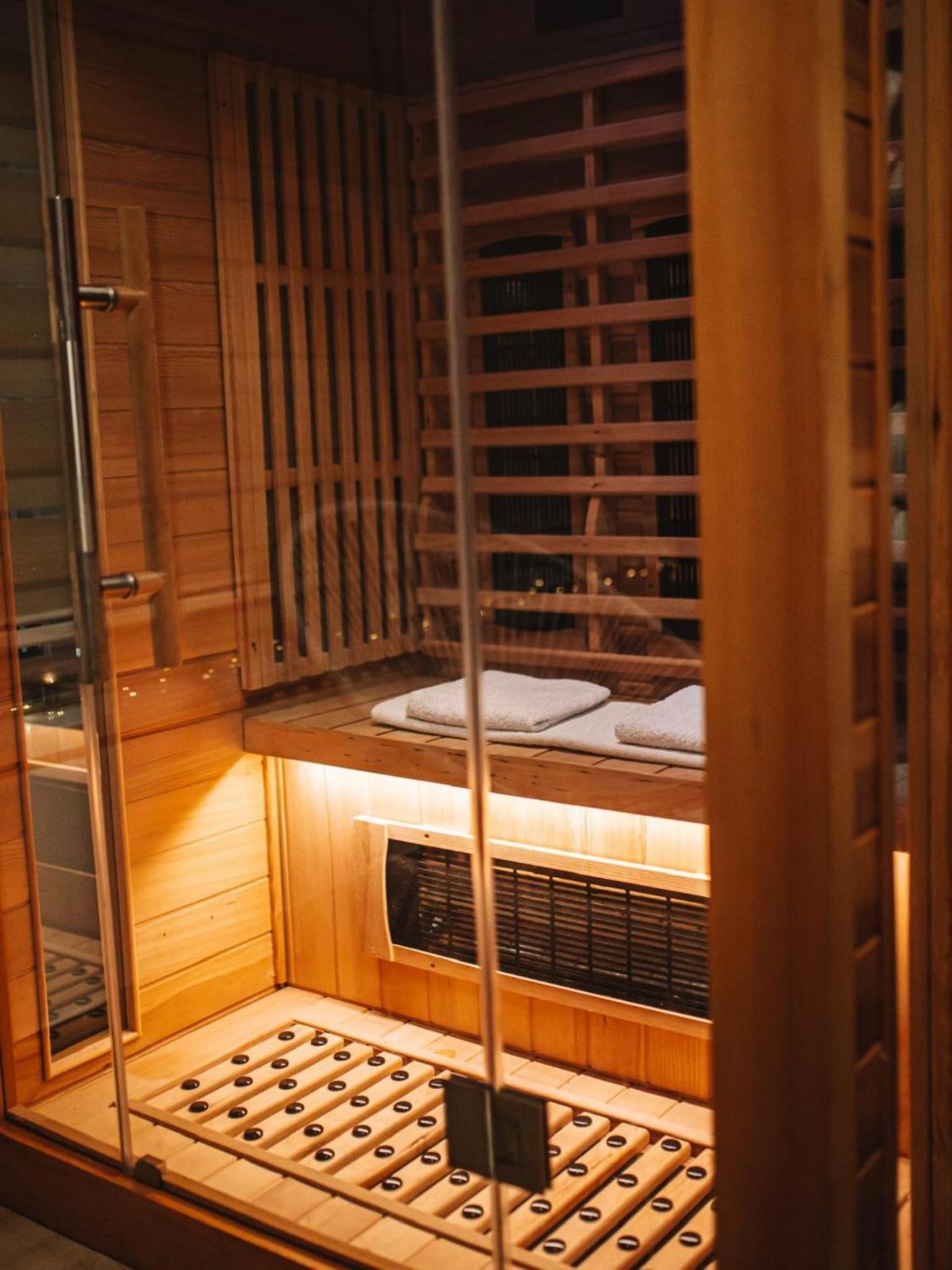 Villa Kamena with Pool, Jacuzzi & Sauna