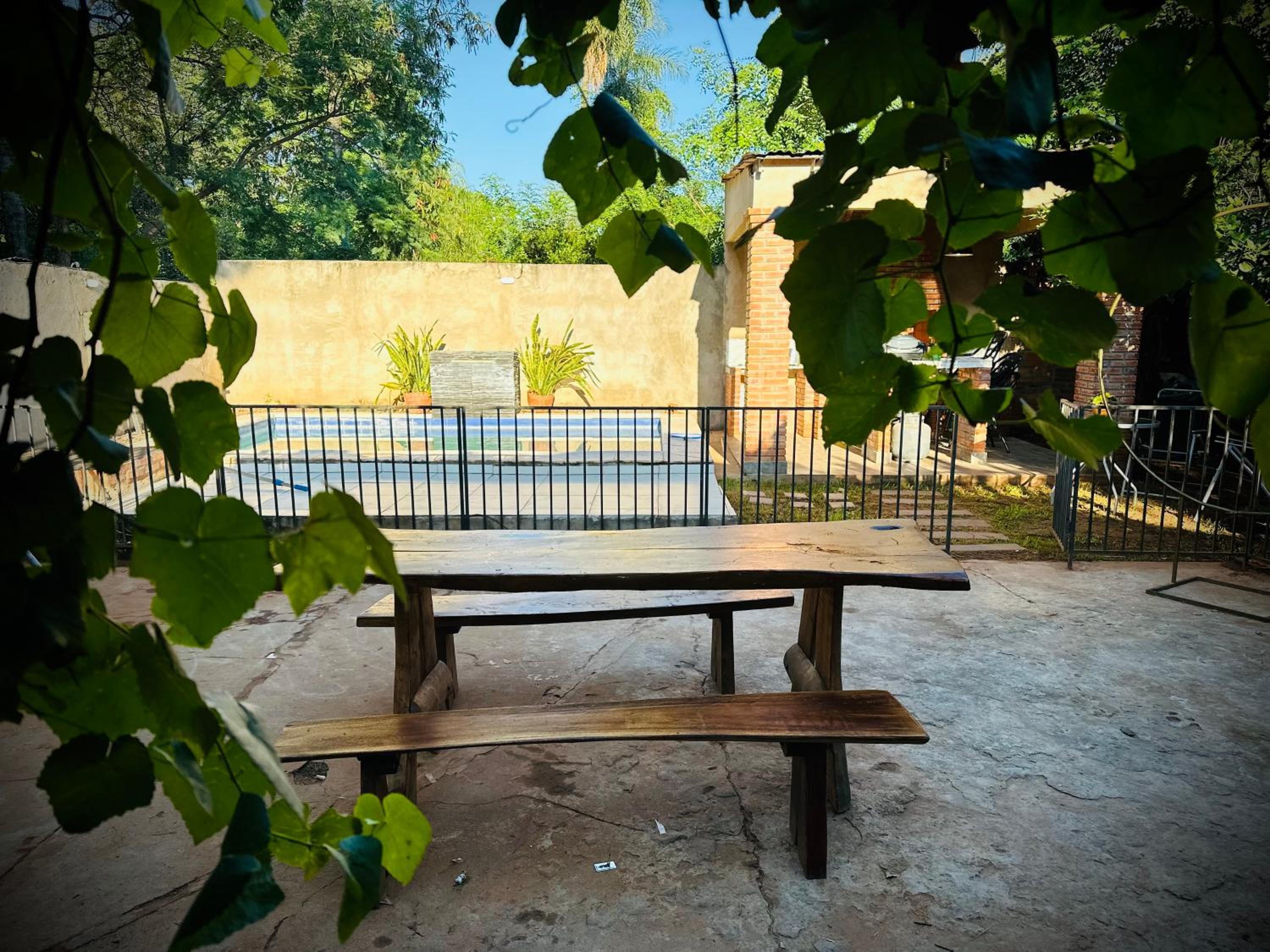 Habitación dentro de casa con piscina view 3