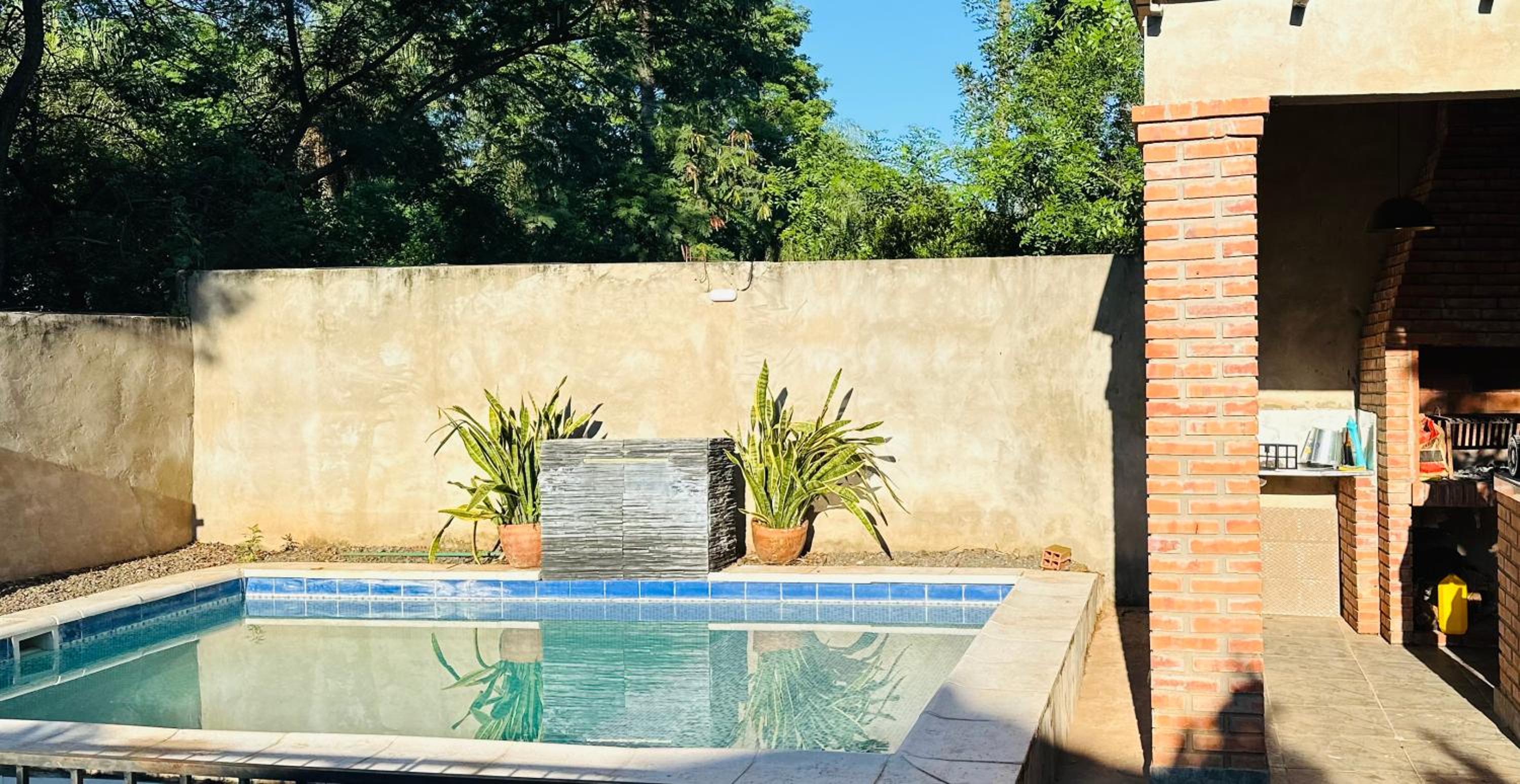 Habitación dentro de casa con piscina view 2