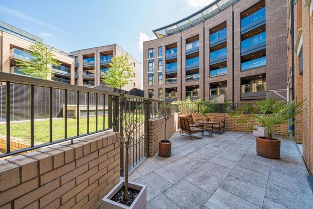 Modern and stylish 1 Bedroom apartment in London view 3