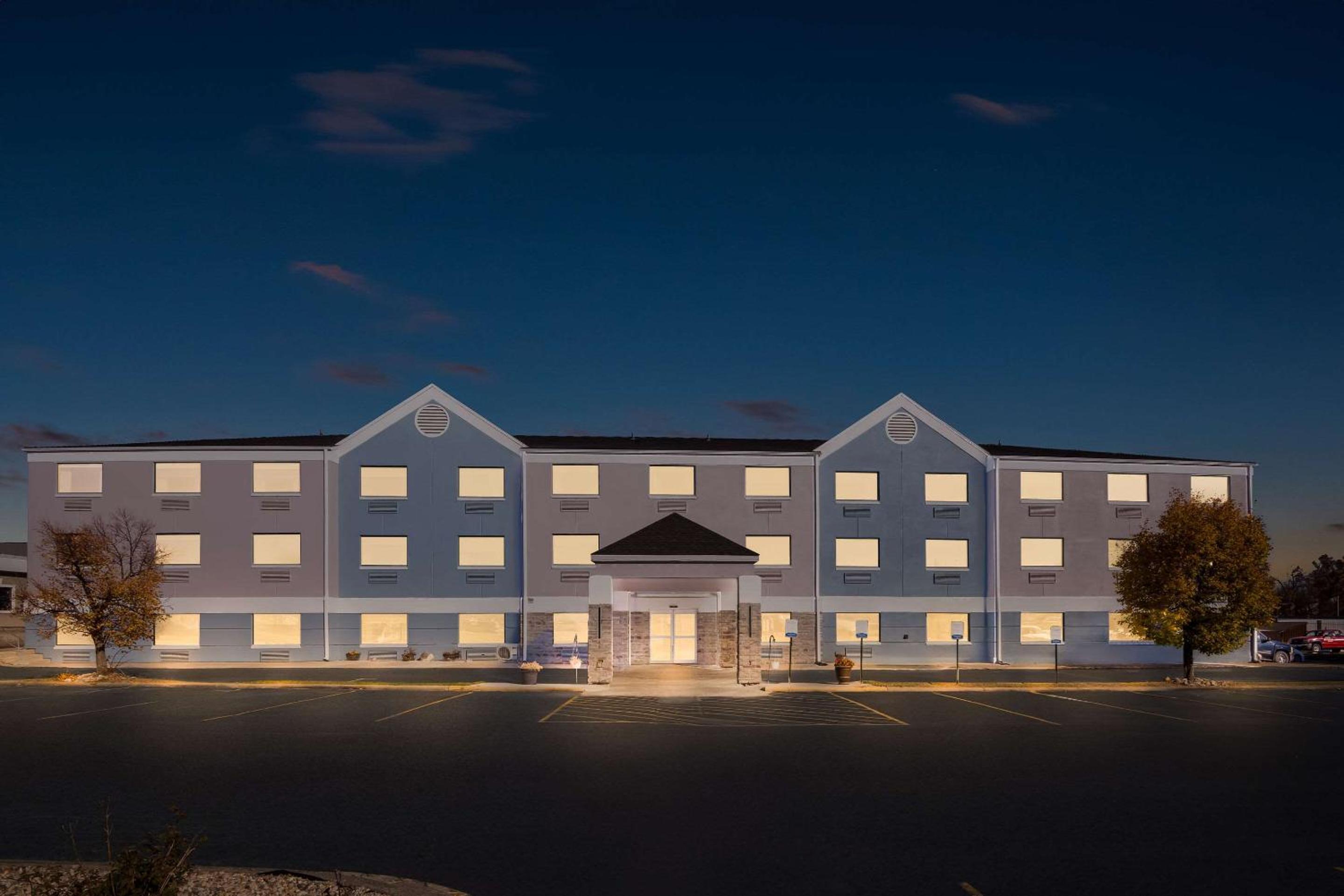 Comfort Inn & Suites Mason City - Clear Lake view 2