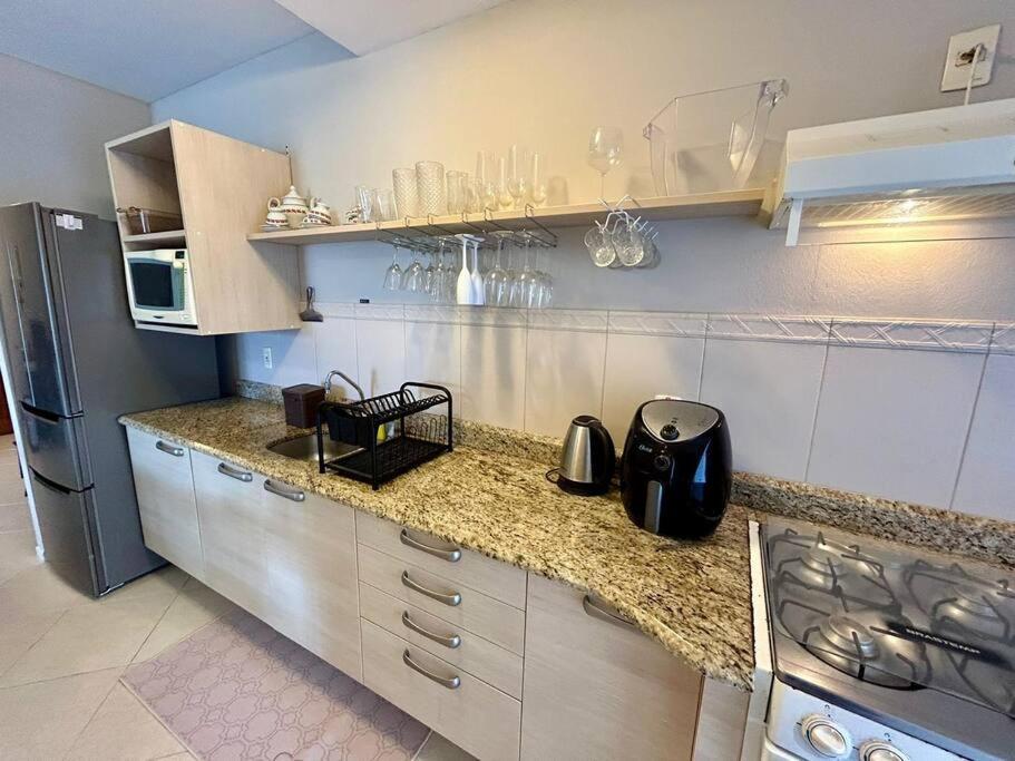 Apt em Jurerê com dois quartos próximo à praia