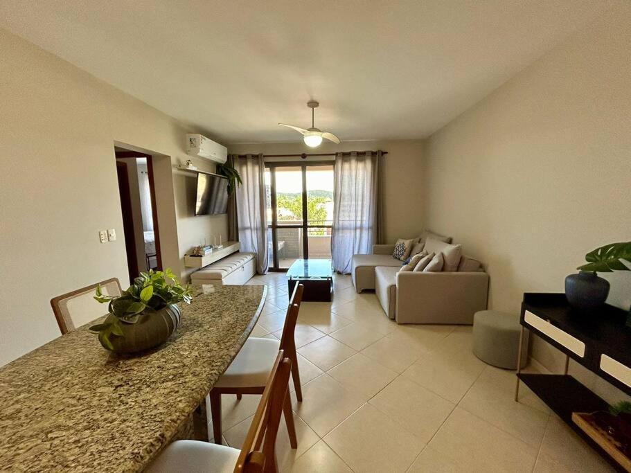 Apt em Jurerê com dois quartos próximo à praia