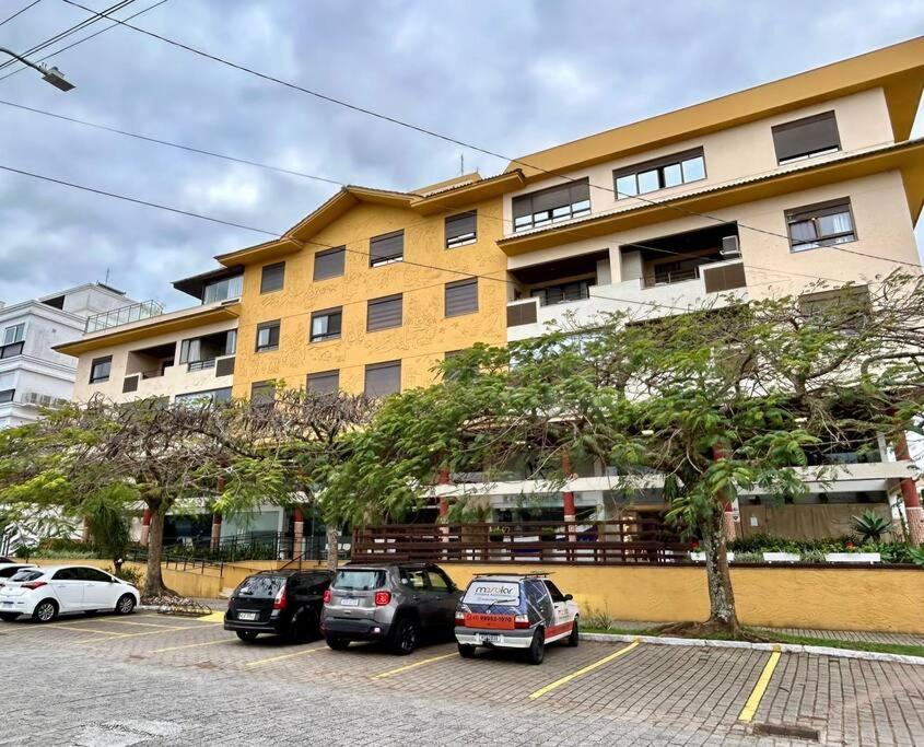 Apt em Jurerê com dois quartos próximo à praia
