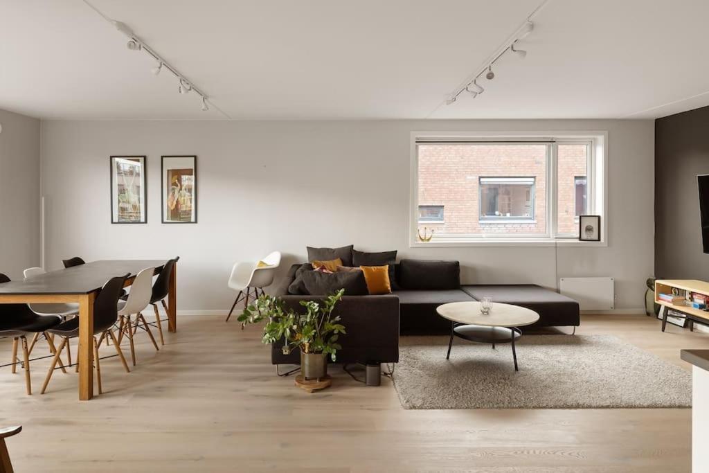 DINBNB APARTMENTS l 15min to C Station l Huge Social Space l Balcony view 2