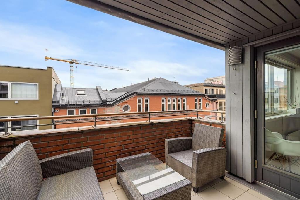 DINBNB APARTMENTS l 15min to C Station l Huge Social Space l Balcony view 3