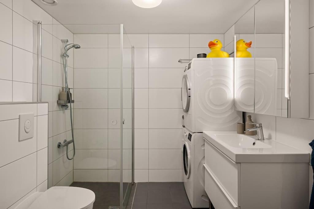 DINBNB APARTMENTS l 15min to C Station l Huge Social Space l Balcony view 4