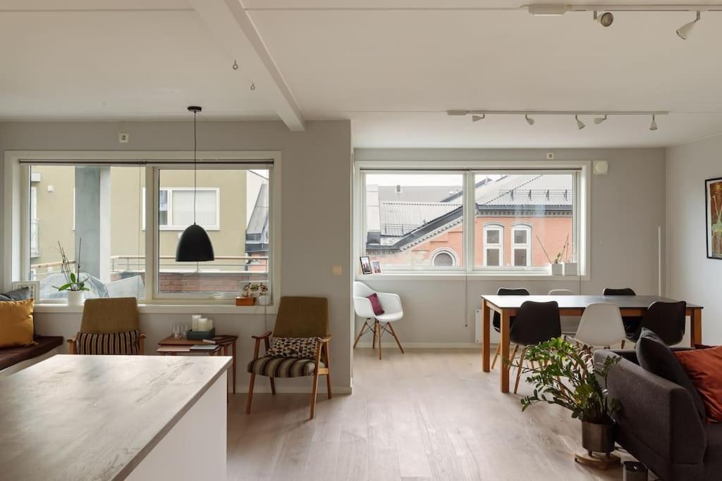 DINBNB APARTMENTS l 15min to C Station l Huge Social Space l Balcony view 5