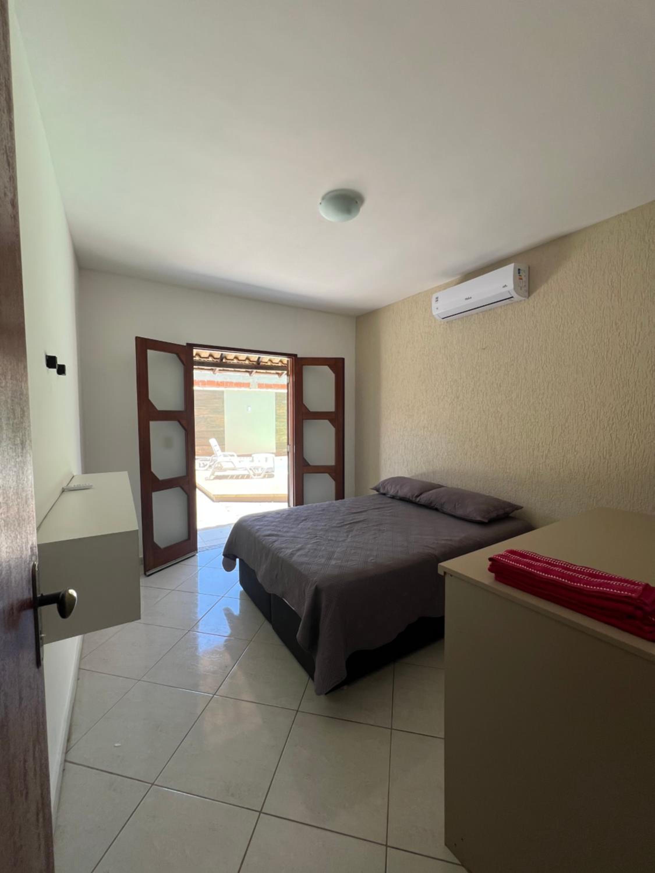 Casa com piscina, churrasqueira e ar condicionado em condomínio