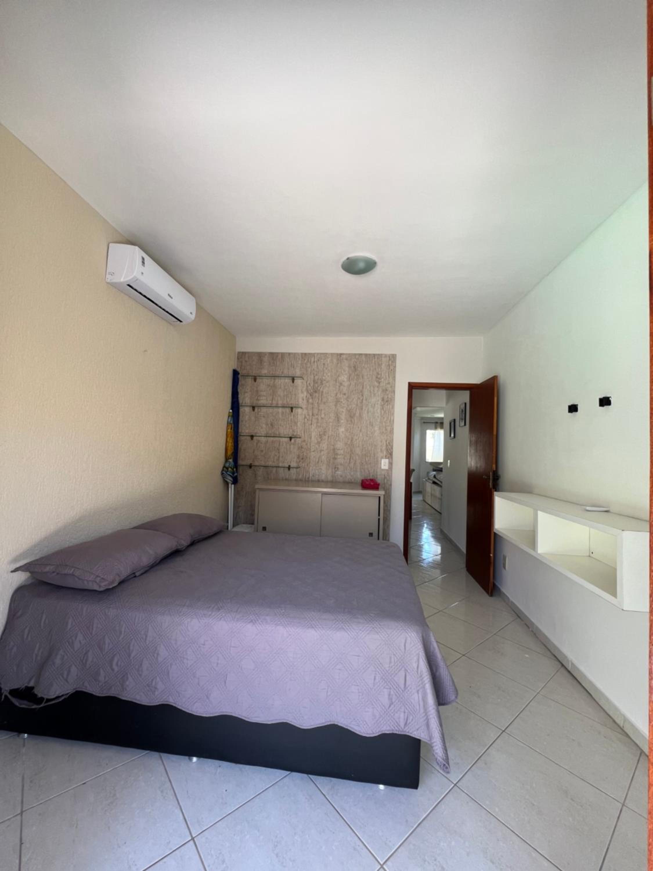 Casa com piscina, churrasqueira e ar condicionado em condomínio