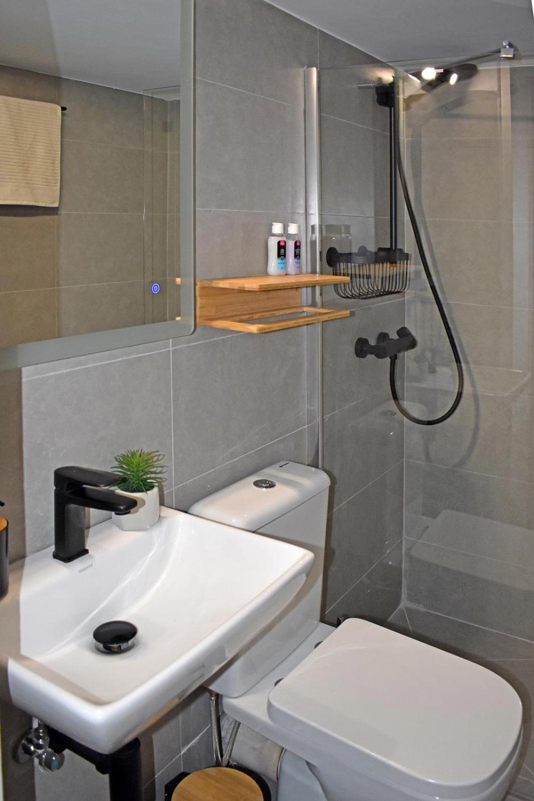 Maya Studio Piraeus en Piraeus — bathroom