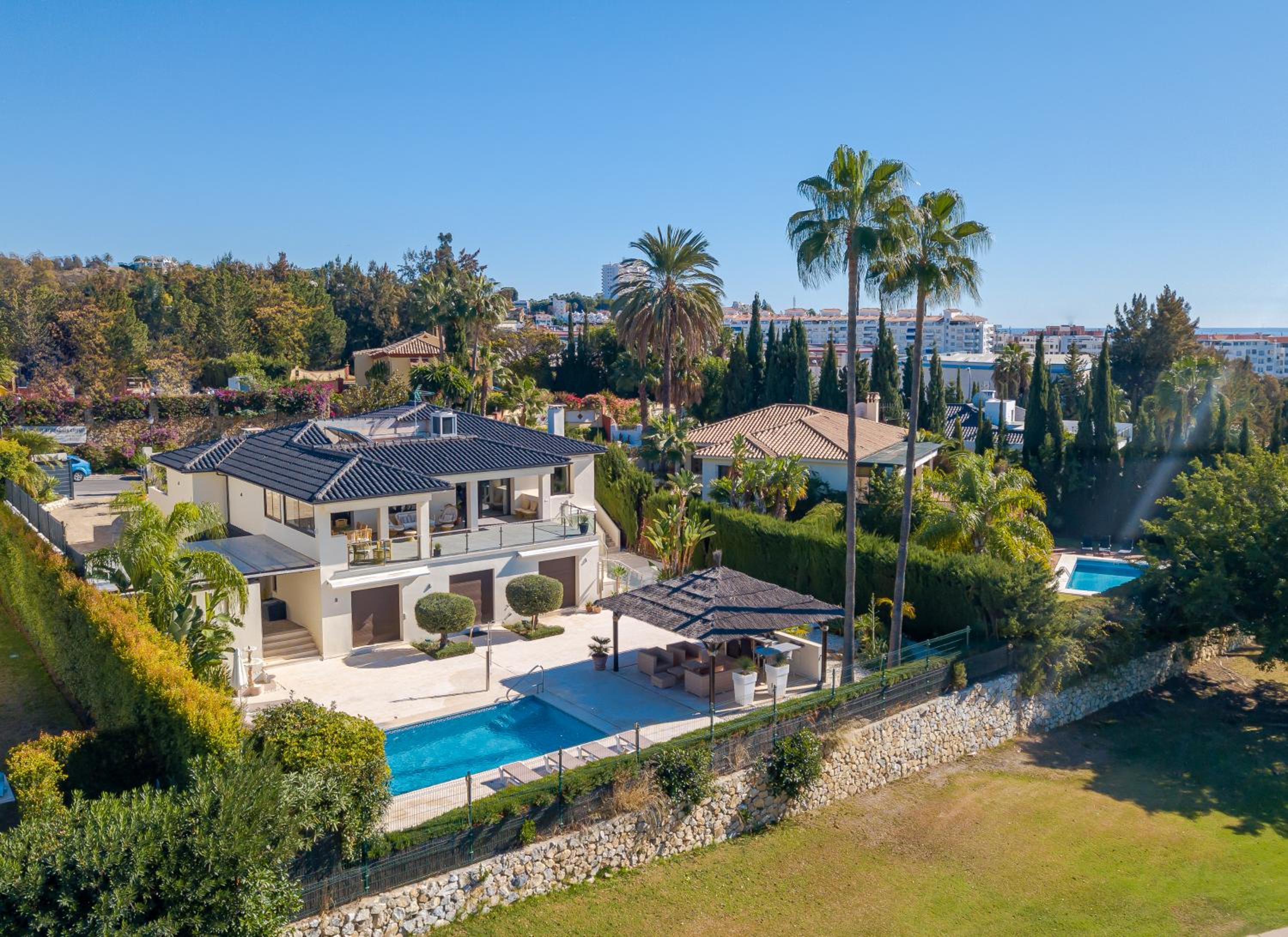 Marbella - Los Naranjos golf frontline villa photo 2
