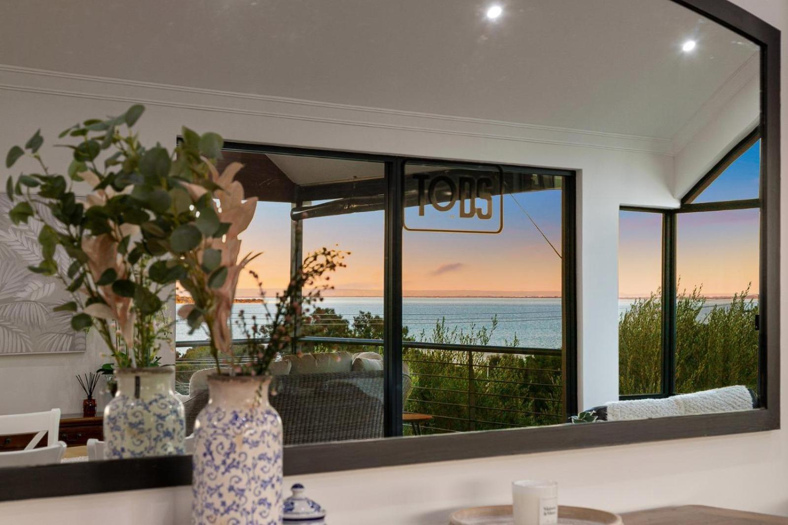 Waterfront Retreat Estuary Views & Balcony