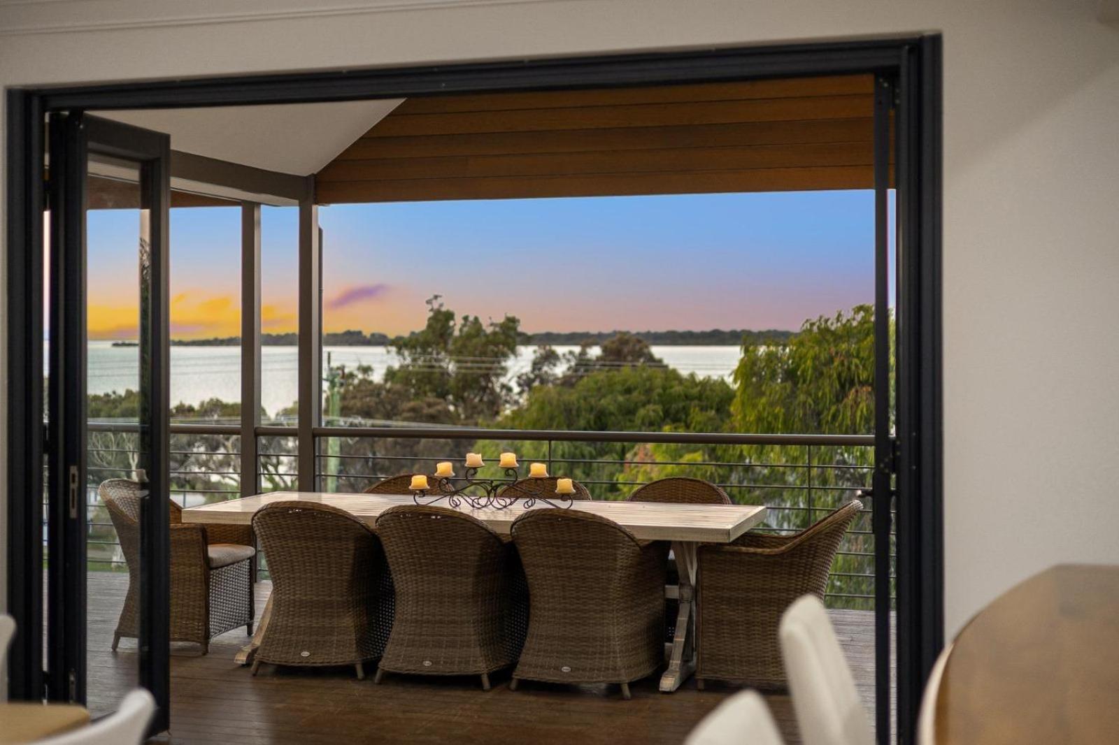 Waterfront Retreat Estuary Views & Balcony