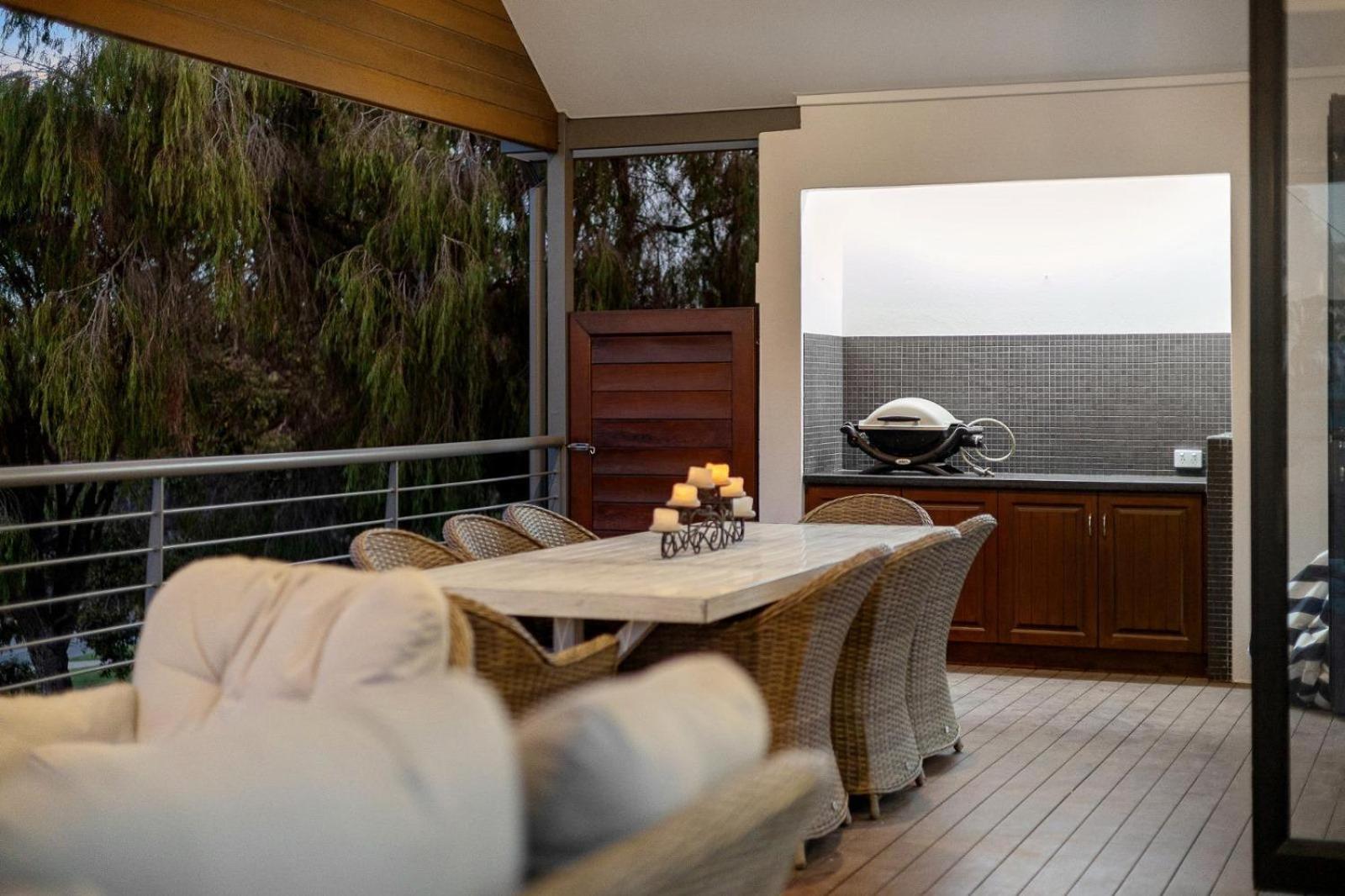 Waterfront Retreat Estuary Views & Balcony