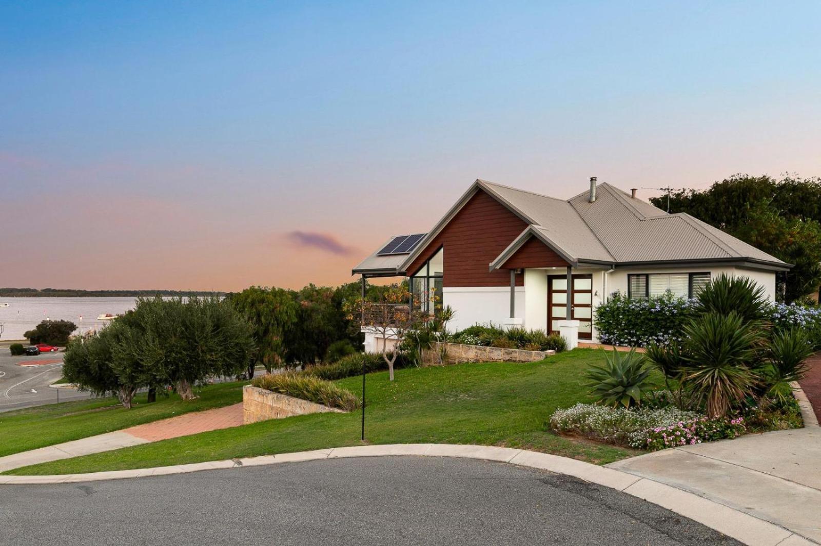 Waterfront Retreat Estuary Views & Balcony