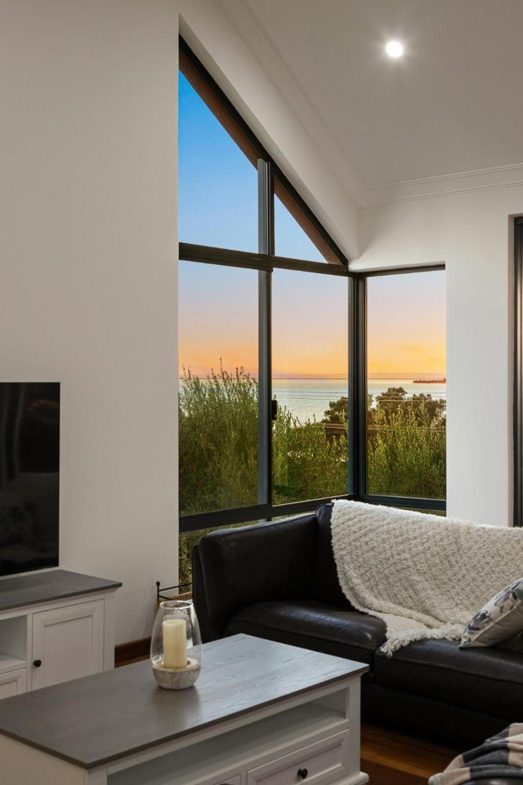 Waterfront Retreat Estuary Views & Balcony