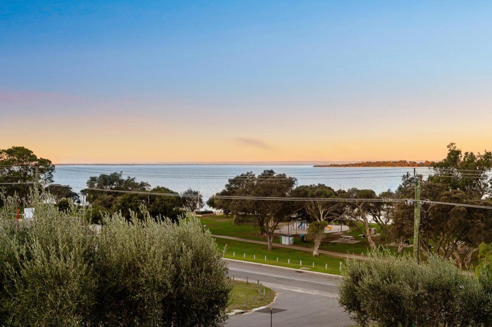 Waterfront Retreat Estuary Views & Balcony
