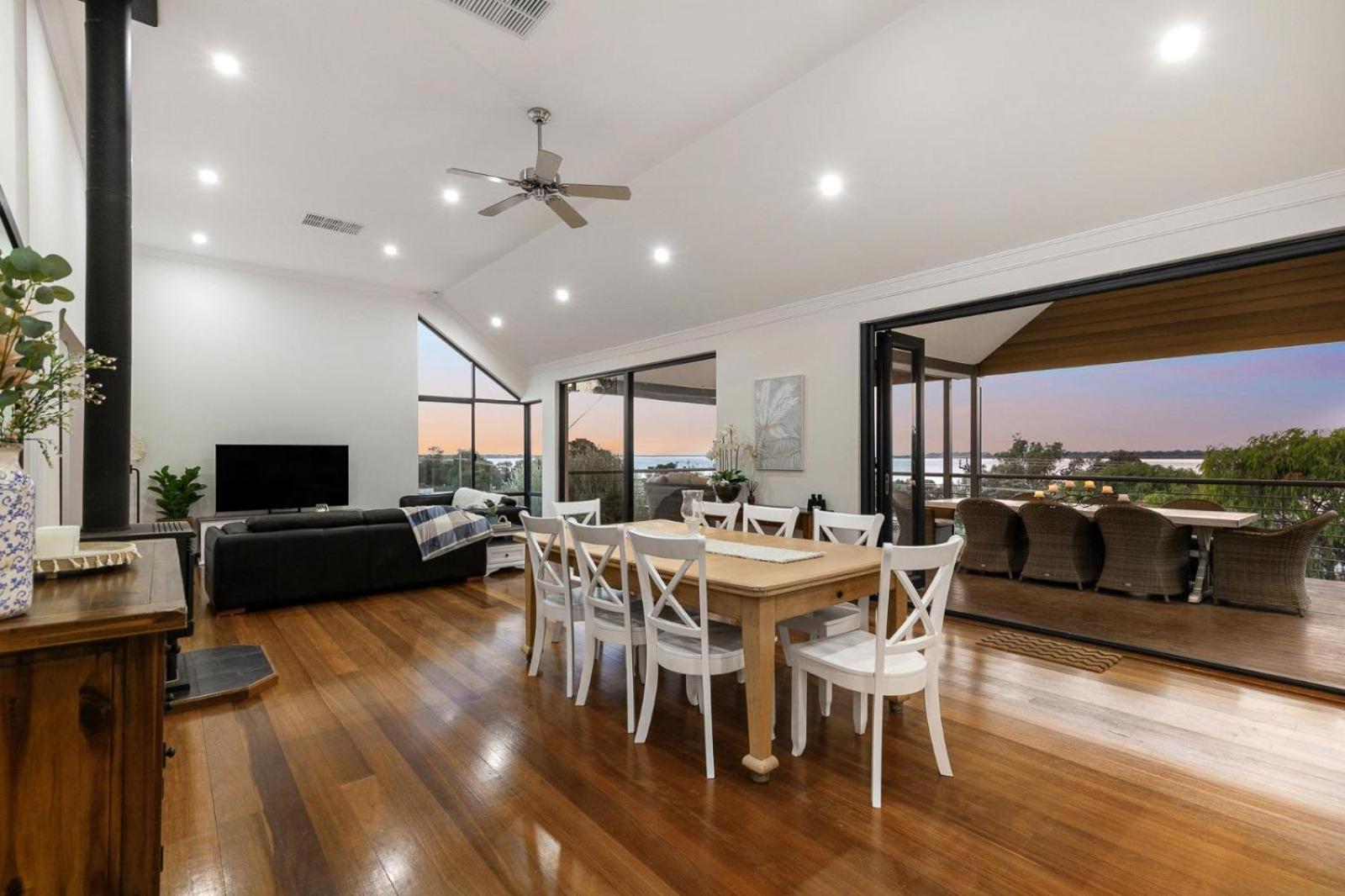 Waterfront Retreat Estuary Views & Balcony