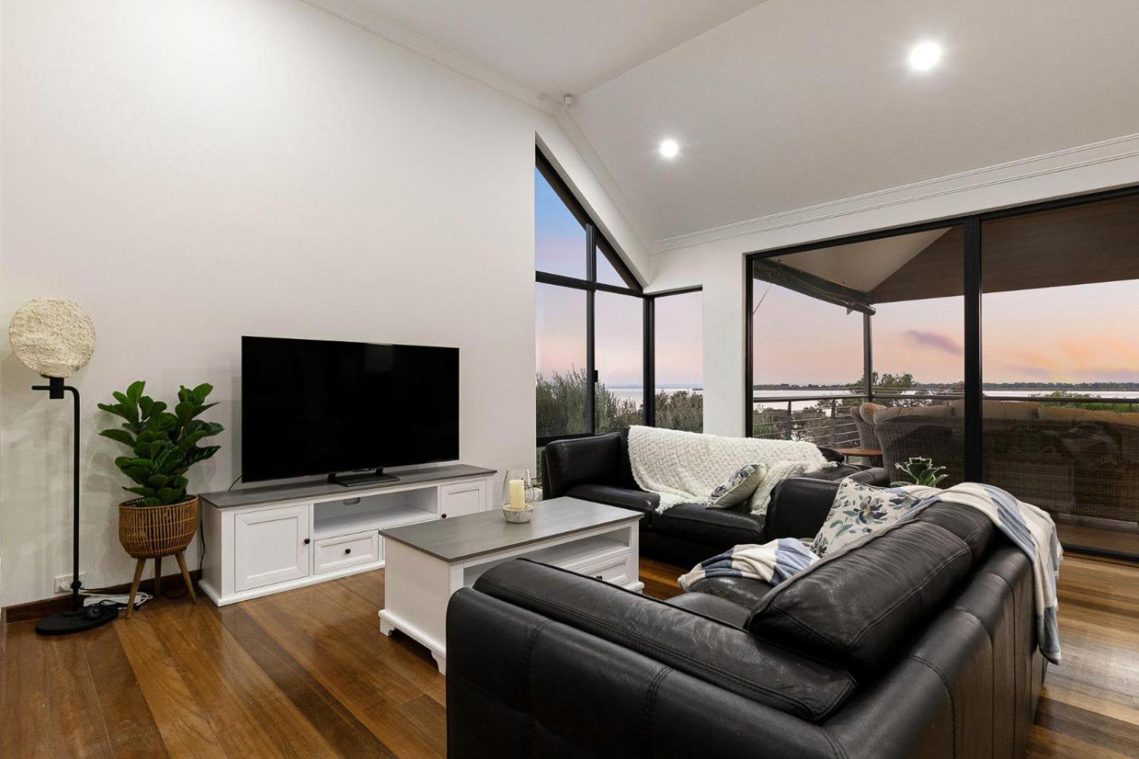 Waterfront Retreat Estuary Views & Balcony
