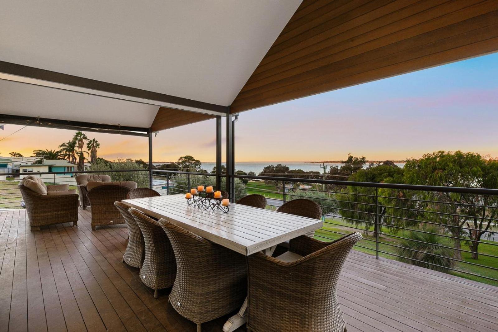 Waterfront Retreat Estuary Views & Balcony