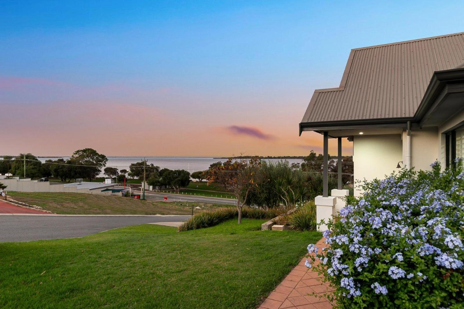 Waterfront Retreat Estuary Views & Balcony