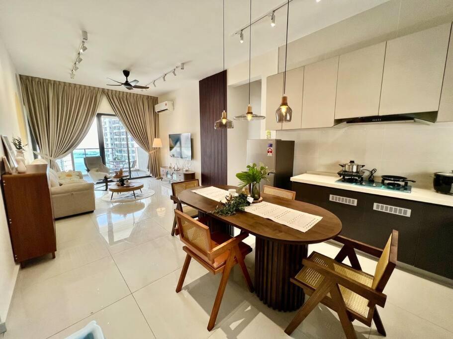 Country Garden Danga Bay Bay Point by R9 HomeStay
