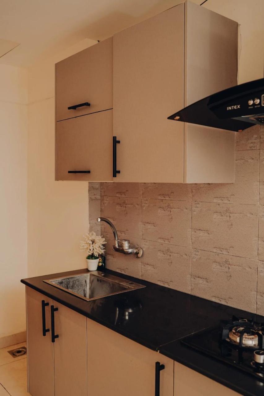 Luxury 1-BHK Apt in Central Gulberg CBD view 2