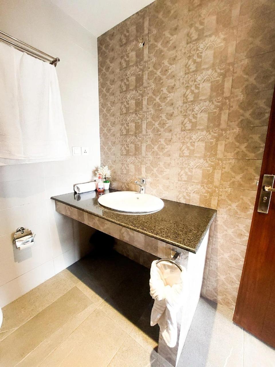 Luxury 1-BHK Apt in Central Gulberg CBD view 5