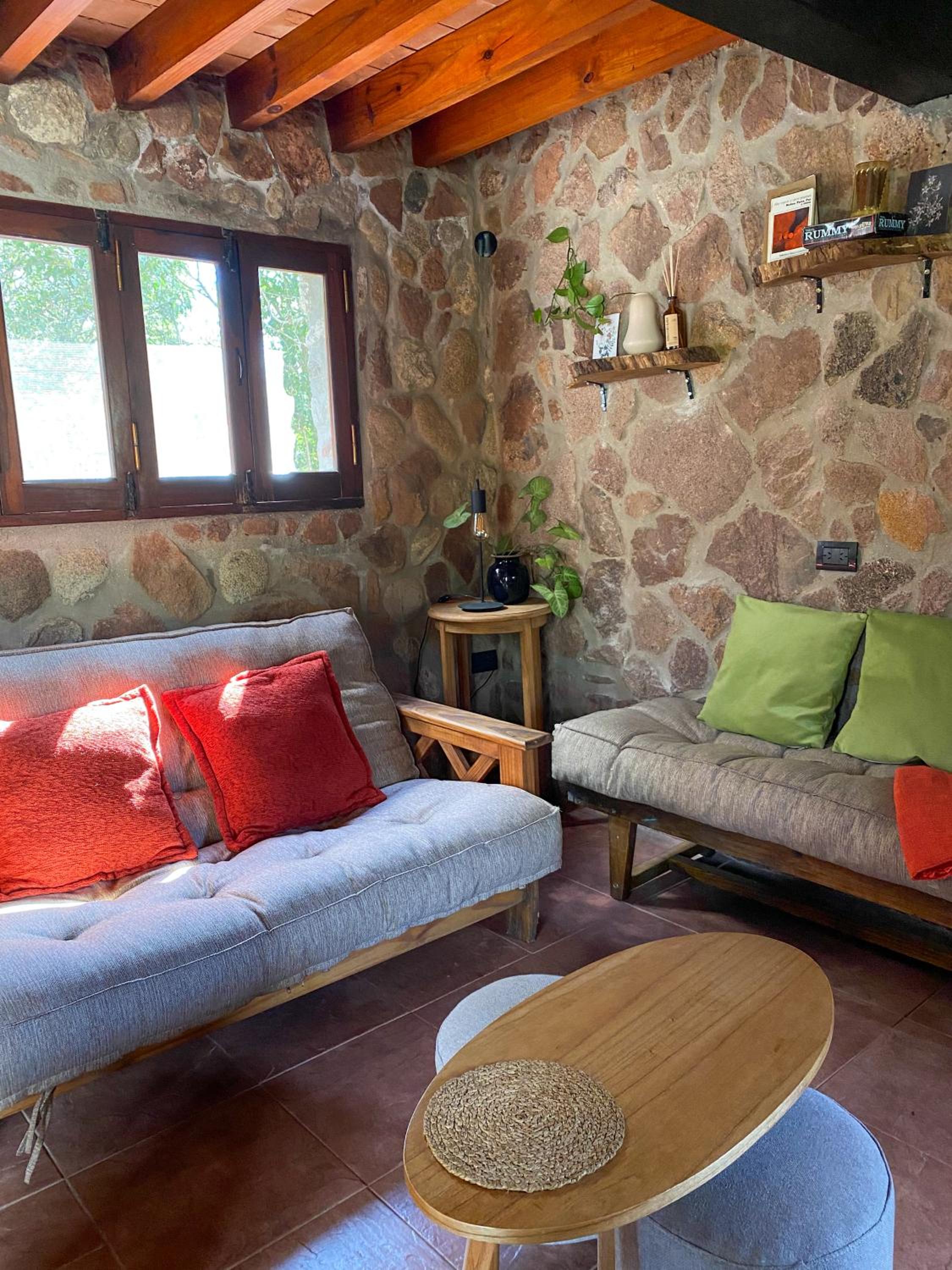Casa de piedra con jardin y pileta - privada