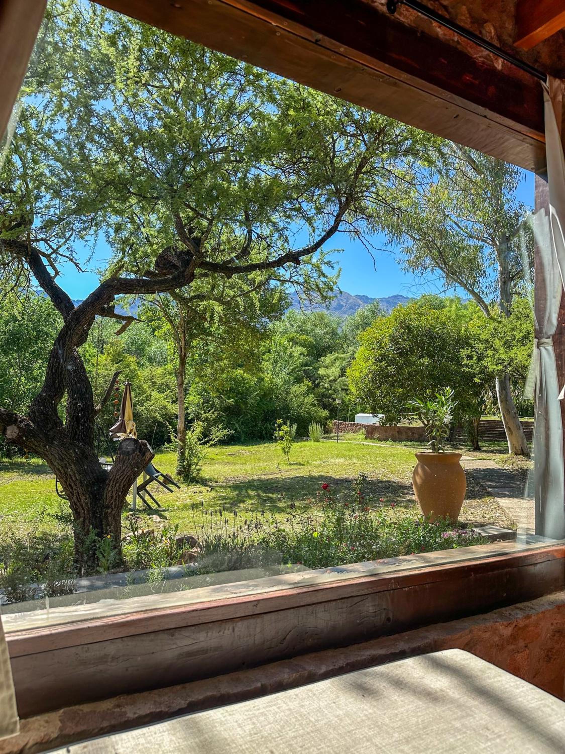 Casa de piedra con jardin y pileta - privada
