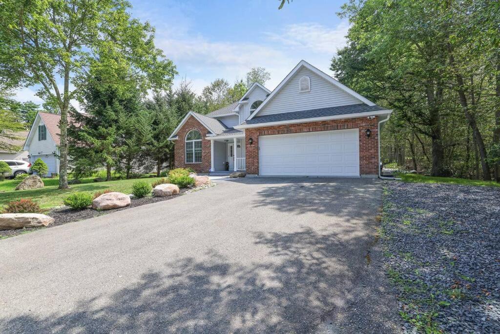 Hotel Cozy Poconos Retreat Hot Tub, Game Room And Igloo