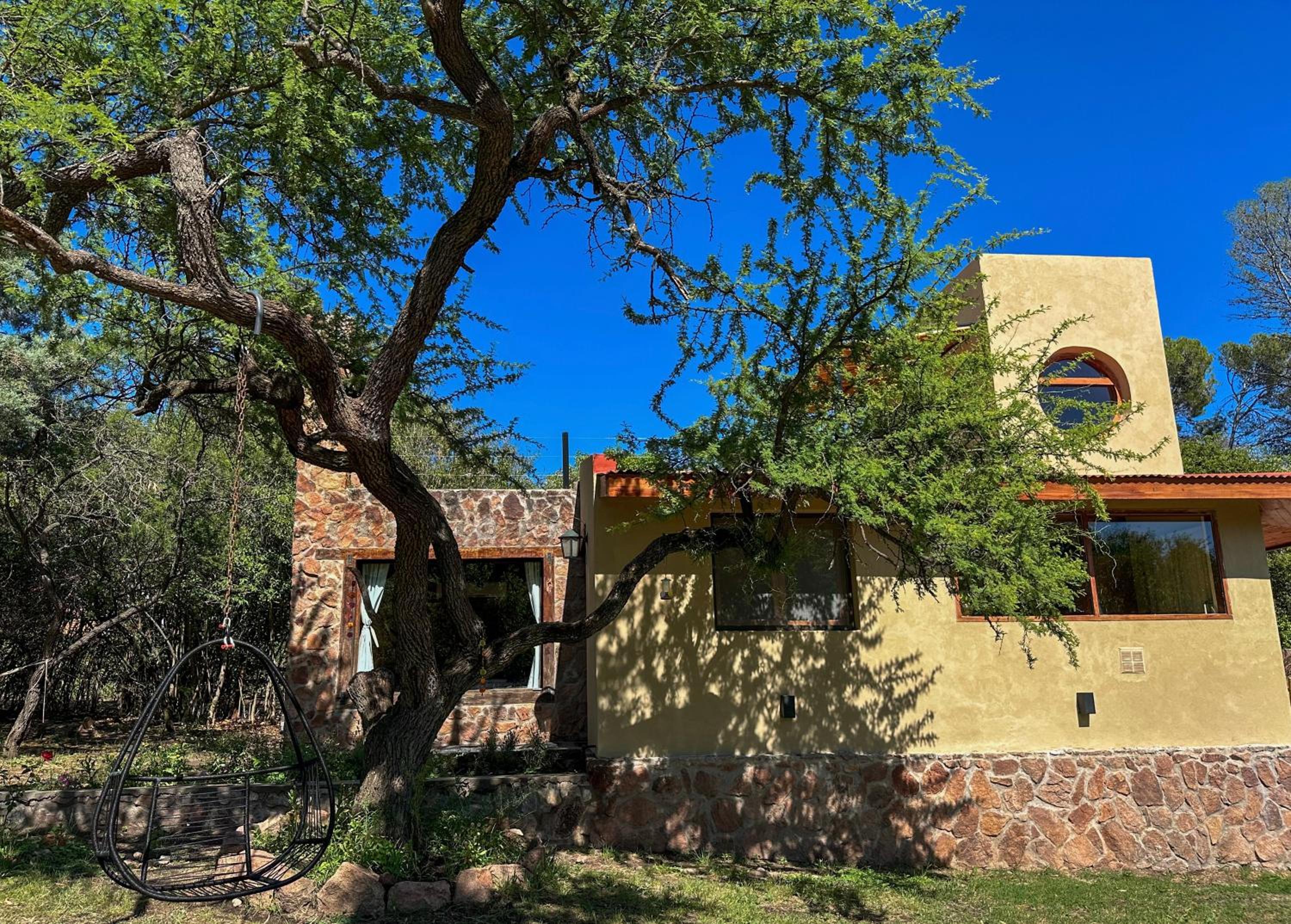 Casa de piedra con jardin y pileta - privada