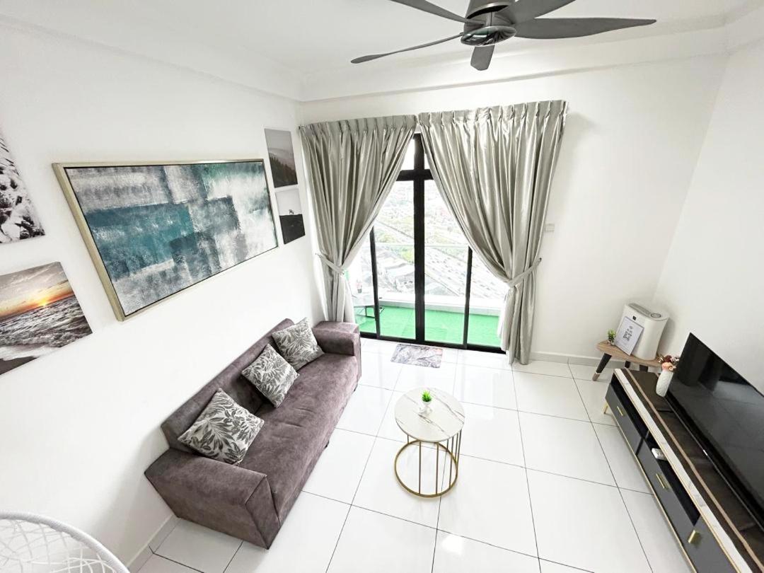 PLATINO, Huge Family 3BR Suite, Few steps to Paradigm Mall & Escape JB