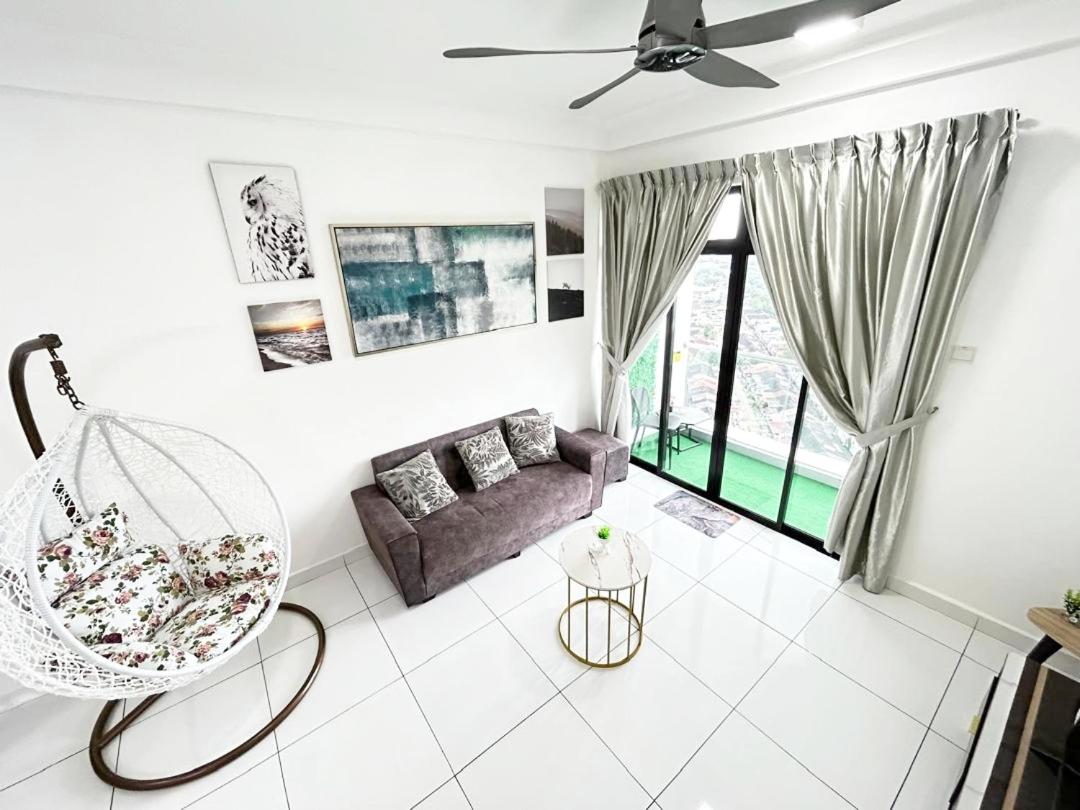 PLATINO, Huge Family 3BR Suite, Few steps to Paradigm Mall & Escape JB