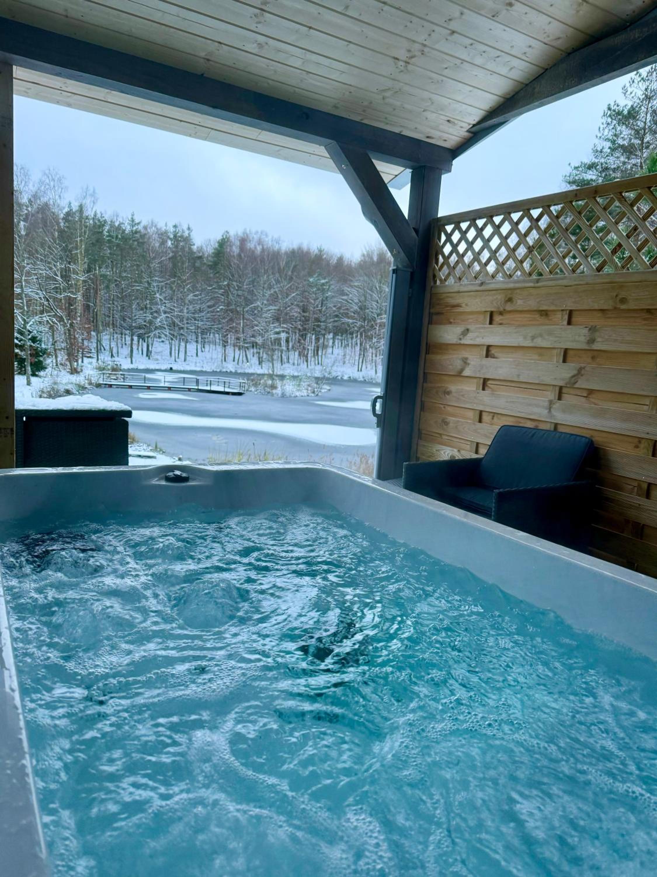 Osada Skoczkowo komfortowe domki z prywatnymi wannami hot-tub nad jeziorem- sauna- balia-staw wędkarski-basen z podgrzewaną wodą! view 4