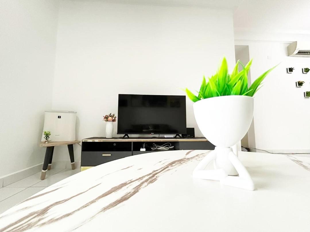 PLATINO, Huge Family 3BR Suite, Few steps to Paradigm Mall & Escape JB