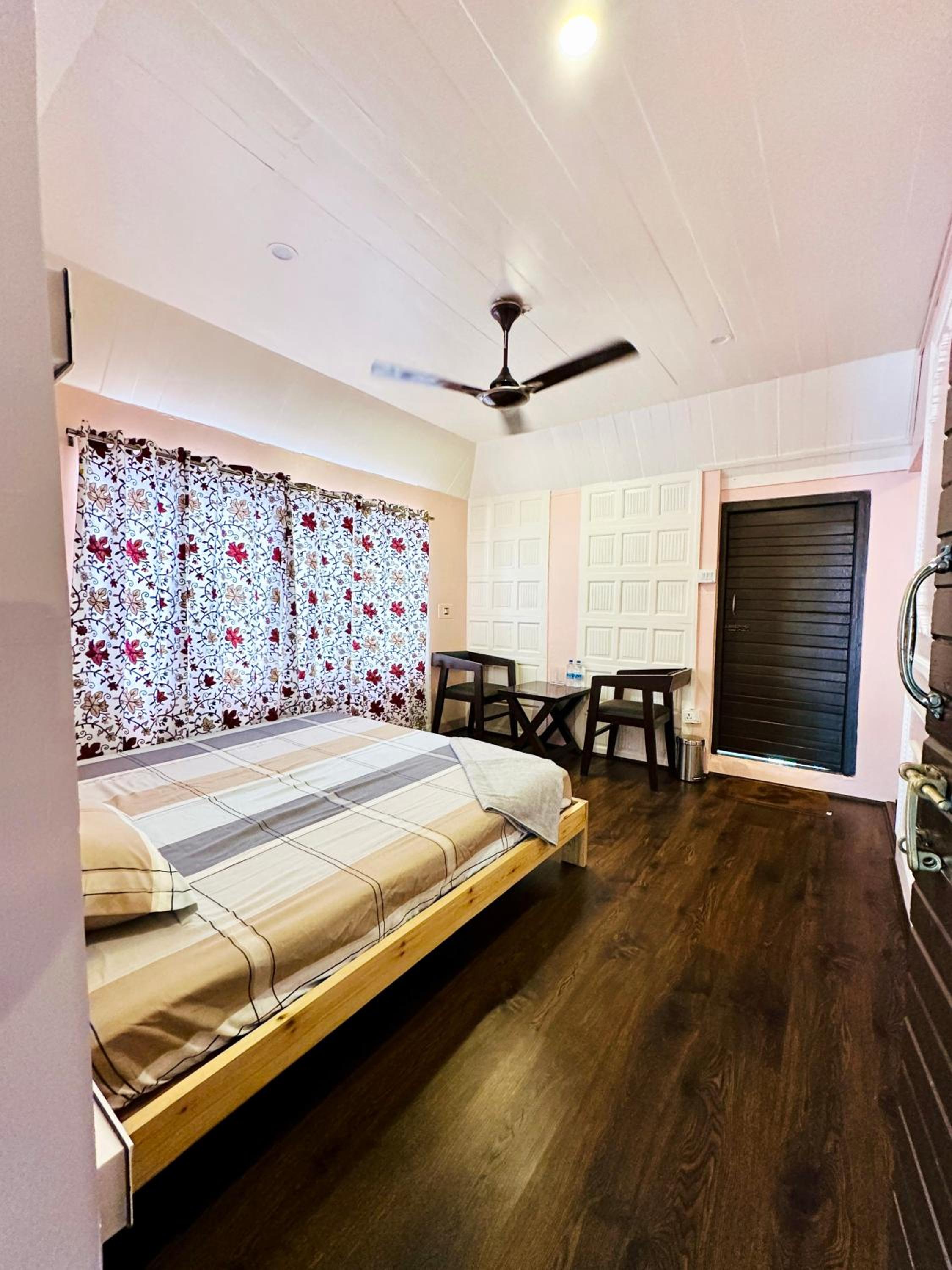 The Chinar Retreat Hut view 4